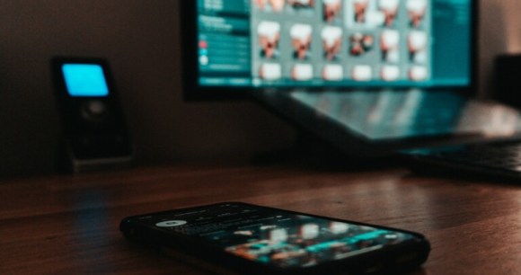 iPhone et Mac sur un bureau // Source : Markus Maushart sur Unsplash iPhone et Mac sur un bureau // Source : Markus Maushart sur Unsplash