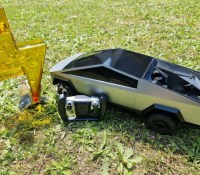 Le Cybertruck et la Carafe Tesla // Source : Bob Jouy pour Frandroid