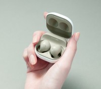 Coloris vert des Galaxy Buds 2 // Source : Samsung