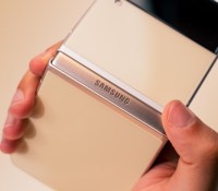 La charnière laisse apparaître le logo Samsung. // Source : Frandroid - Anthony Wonner et Arnaud Gelineau