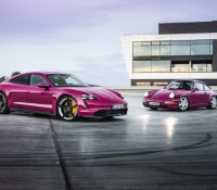 Porsche Taycan en coloris rubis à côté du modèle 964 RS (1994)