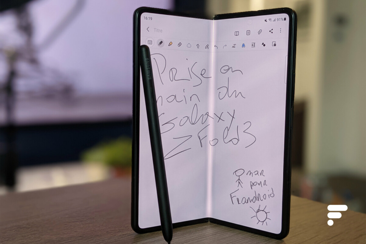 Le Samsung Galaxy Z Fold 3 et le stylet S Pen // Source : Frandroid Le Samsung Galaxy Z Fold 3 et le stylet S Pen // Source : Frandroid