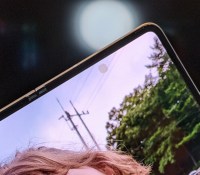 La caméra cachée dans l'écran interne du Galaxy Z Fold 3 se voit sur fond blanc // Source : Frandroid