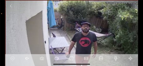 Une personne qui s’approche peut être suivie par le bloc caméra motorisé // Source : Frandroid - Yazid Amer