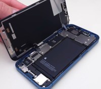 Un iPhone 13 ouvert dont on peut apercevoir la batterie. // Source : Restore Technique