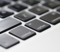 Le clavier d'un MacBook // Source :  Jess Bailey via Unsplash