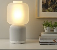 La lampe de table avec enceinte Sonos // Source : IKEA