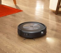 L'aspirateur robot Roomba j7/j7+ est équipé d'une caméra placée désormais à l'avant // Source : iRobot