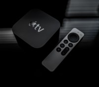 Le boîtier Apple TV 4K avec sa nouvelle télécommande // Source : Photo by Omar Rodriguez on Unsplash  