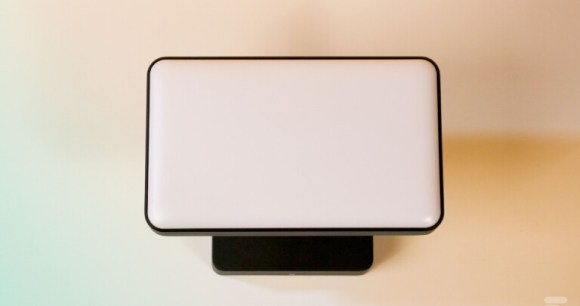 Le projecteur Philips Hue Welcome pour l'extérieur // Source : FRANDROID - Anthony WONNER Le projecteur Philips Hue Welcome pour l'extérieur // Source : FRANDROID - Anthony WONNER