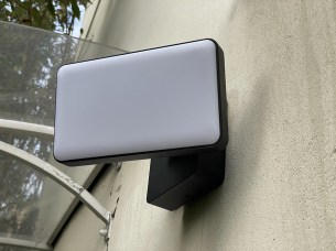 Une fois positionné, vous pourrez orienter avec précision le projecteur // Source : Frandroid - Yazid Amer