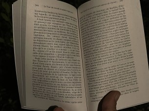 Lecture d’un livre de poche directement à 8 mètres du projecteur // Source : Frandroid - Yazid Amer