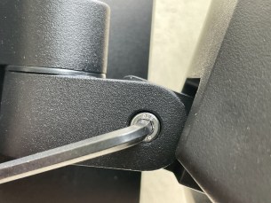 L’inclinaison par contre nécessite un outil livré avec le projecteur // Source : Frandroid - Yazid Amer