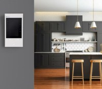 Le portier vidéo portier vidéo Classe 300EOS with Netatmo compte sur Alexa pour gérer votre maison // Source : Legrand
