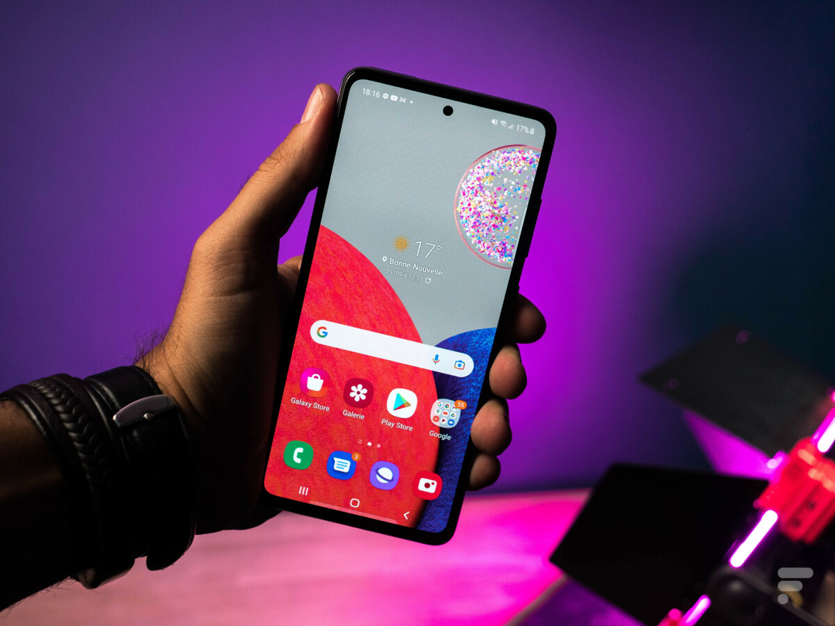 Le Samsung Galaxy A52s 5G // Source : Frandroid Le Samsung Galaxy A52s 5G // Source : Frandroid