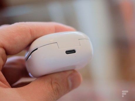 La prise USB-C à l'arrière du boîtier des Samsung Galaxy Buds 2