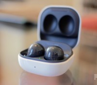 Les Samsung Galaxy Buds 2 dans leur boîtier // Source : Frandroid