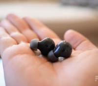 Les Samsung Galaxy Buds 2 sont des écouteurs assez légers // Source : Frandroid