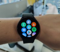 La Samsung Galaxy Watch 4 permet d'ouvrir la liste des applications par un glissement vers le haut // Source : Frandroid