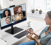 Pas de folie avec le Samsung S40VA de Samsung, mais une dalle 1080p surmontée d'une webcam rétractable // Source : Samsung