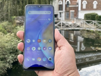Les bords du TCL 20 SE sont plutôt visibles, surtout au niveau du menton // Source : Frandroid - Yazid Amer