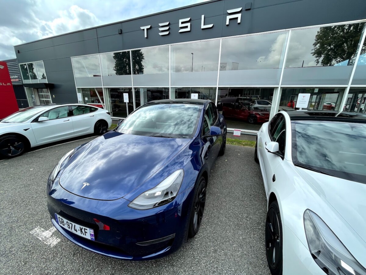 La Model Y près d'une Model 3 en face de la boutique Tesla à Nantes La Model Y près d'une Model 3 en face de la boutique Tesla à Nantes
