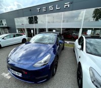 La Model Y près d'une Model 3 en face de la boutique Tesla à Nantes
