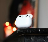 Les AirPods 3 d'Apple dans leur boîtier // Source : Frandroid