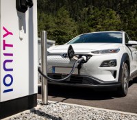 Hyundai Kona sur une borne Ionity