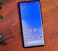 Le Google Pixel 6 Pro a un grand format // Source : Anthony Wonner - Frandroid
