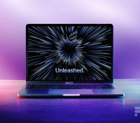 L'affiche de la keynote Apple sur un MacBook Pro 13 M1 // Source : Frandroid