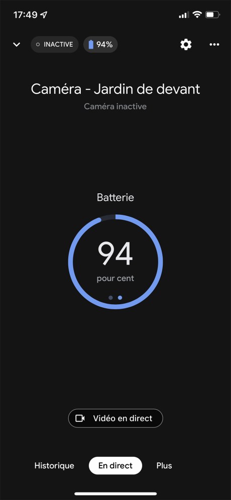 L’écran d’accueil est très épuré et affiche en premier le niveau de batterie // Source : Frandroid - Yazid Amer
