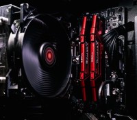 Deux barrettes de DDR4 G.SKILL montées sur une carte mère // Source : Patrick Pahlke - Unsplash