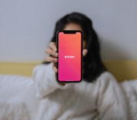 Tinder sur un iPhone // Source : Photo de cottonbro provenant de Pexels