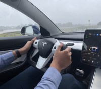 La position de conduite avec les mains à 9 heures 15 // Source : Bob Jouy pour Frandroid