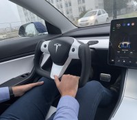 Une position naturelle pour l'Autopilot avec le Yoke // Source : Bob Jouy pour Frandroid