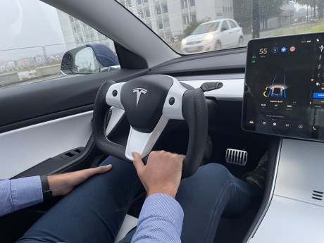 Une position naturelle pour l'Autopilot avec le Yoke // Source : Bob Jouy pour Frandroid