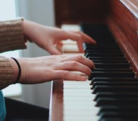 Une personne jouant au piano // Source : Elijah M. Henderson sur Unsplash