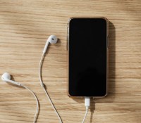 Un smartphone et des écouteurs filaires // Source : Karolina Grabowska sur Pexels