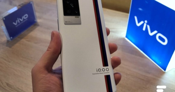 L'Iqoo 8 Pro en coloris blanc. // Source : Frandroid