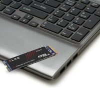 Le SSD NVMe de PNY posé sur un PC portable // Source : Cdiscount.