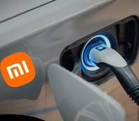 Xiaomi a de grandes ambitions sur la voiture électrique // Source : CHUTTERSNAP sur Unsplash (logo Xiaomi ajouté par Frandroid)