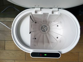 Les indicateurs lumineux sont simples à comprendre, l'espace à gauche permet de placer l'outil de nettoyage // Source : Frandroid / Yazid Amer