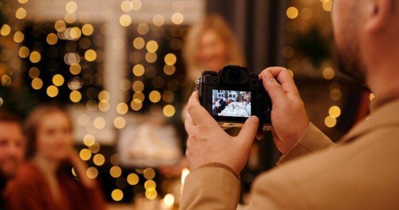 Une fois les photos de Noël prises, encore faut-il les partager // Source : Nicole Michalou via Pexels Une fois les photos de Noël prises, encore faut-il les partager // Source : Nicole Michalou via Pexels