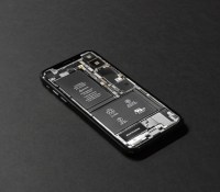 Un iPhone ouvert dont on peut apercevoir notamment la batterie. // Source : Tyler Lastovich/Pexels