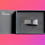 Après la chiffonnette d’Apple, le sifflet de Tesla en forme de Cybertruck Après la chiffonnette d’Apple, le sifflet de Tesla en forme de Cybertruck