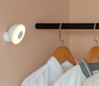 La Xiaomi Motion Activated Night Light 2 pour éclairer un placard // Source : Mi.com.