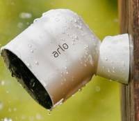 La caméra de sécurité Arlo Pro 4 est étanche // Source : Arlo