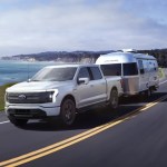 Le pick-up électrique Ford F-150 Lightning tracte une caravane mais voit son autonomie s’effondrer Le pick-up électrique Ford F-150 Lightning tracte une caravane mais voit son autonomie s’effondrer