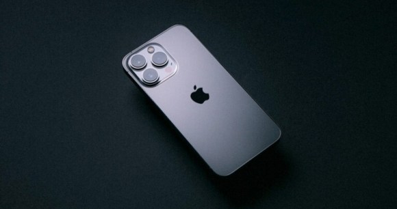 L'iPhone 13 Pro // Source : Unsplash Howard Bouchevereau